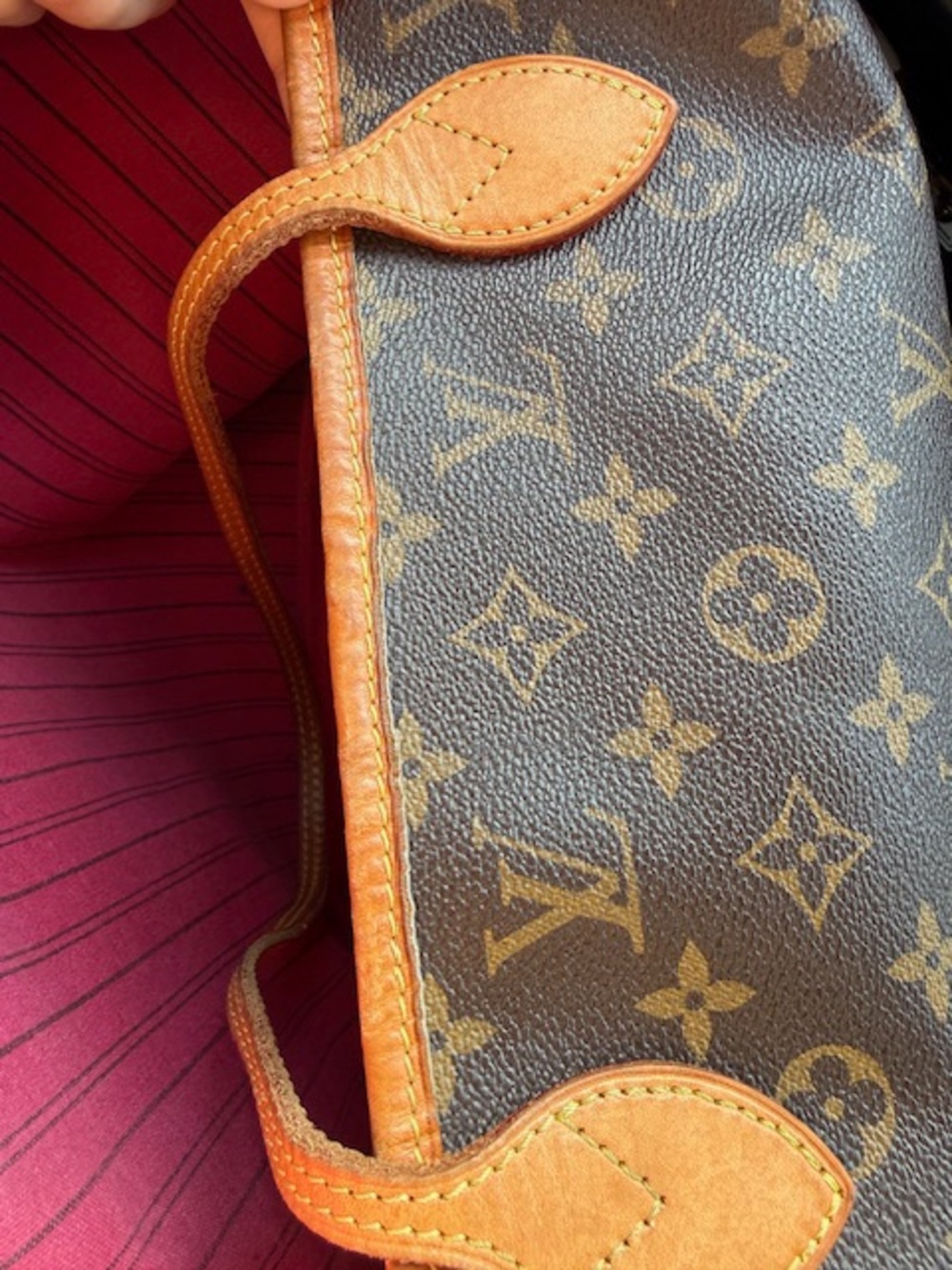 Louis Vuitton Monogram Tote with Natural Vachetta Trim & Fuschia lining inside - Picture 9 of 12